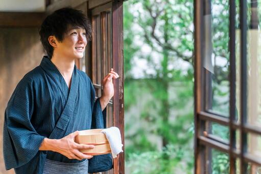 銭湯・温泉旅館に宿泊する浴衣を着た男性 温泉,浴衣,温泉旅館の写真素材