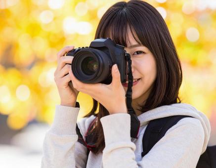 秋の風景を撮影するカメラ女子 秋の風景を撮影するカメラ女子の写真