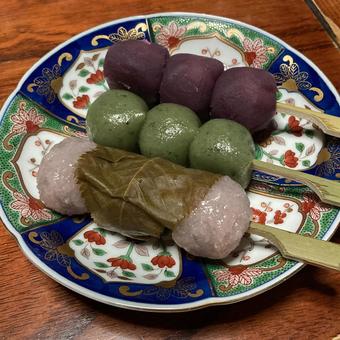 3種の三つ団子 3種の三つ団子 串団子,芋餡,和菓子の写真素材