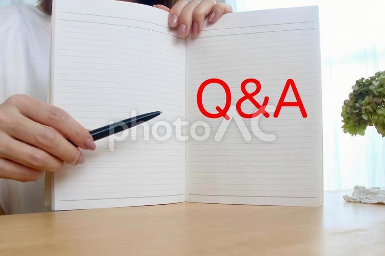 ペンを持つ女性の手　Ｑ＆Ａイメージ キューアンドエー,q＆a,質問の写真素材