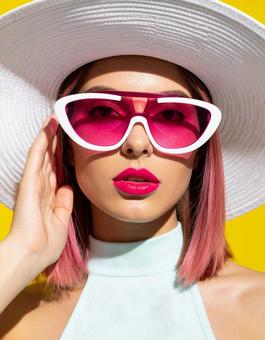 個性的なサングラスの女性 個性的なサングラスの女性の写真