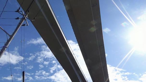 晴れた日の高速道路高架橋下・1 晴れた日の高速道路高架橋下・1の写真