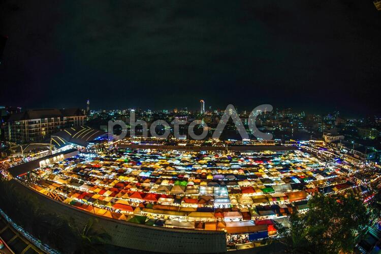 タラート・ロットファイ・ラチャダー（タイ王国・バンコクの夜市） タラートロットファイラチャダー,タイ,夜市の写真素材