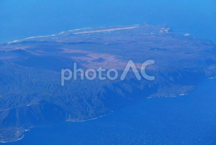 飛行機の窓から・島の滑走路 飛行機,窓,島の写真素材