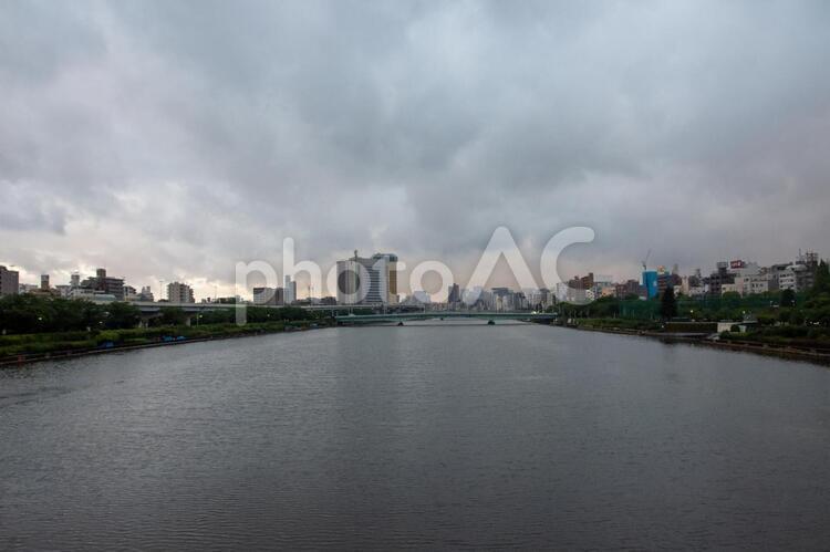 早朝の隅田川（梅雨時） 隅田川,曇り空,梅雨の写真素材