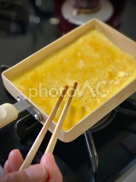 だし巻き卵を作る女性の手2 たまご,たまご焼き,だし巻き卵の写真素材