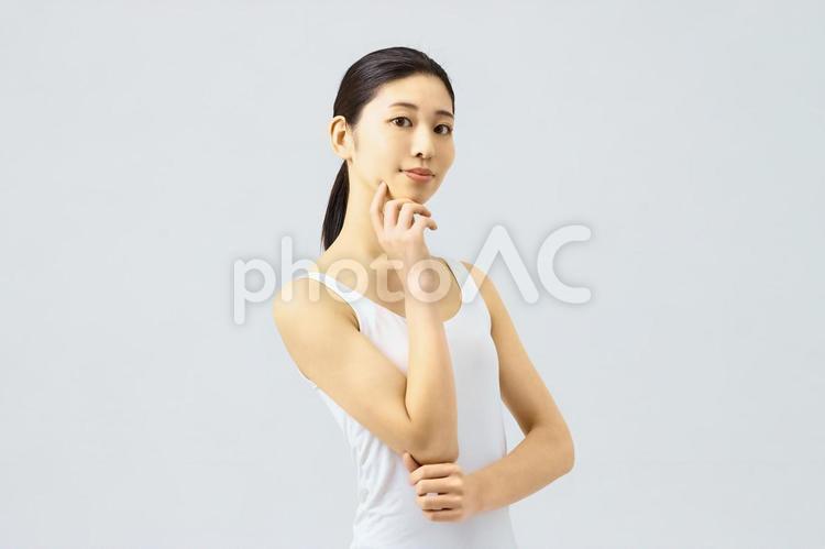 手で顔を触る女性　スキンケア　美容 ビューティー,スキンケア,フェイシャルケアの写真素材