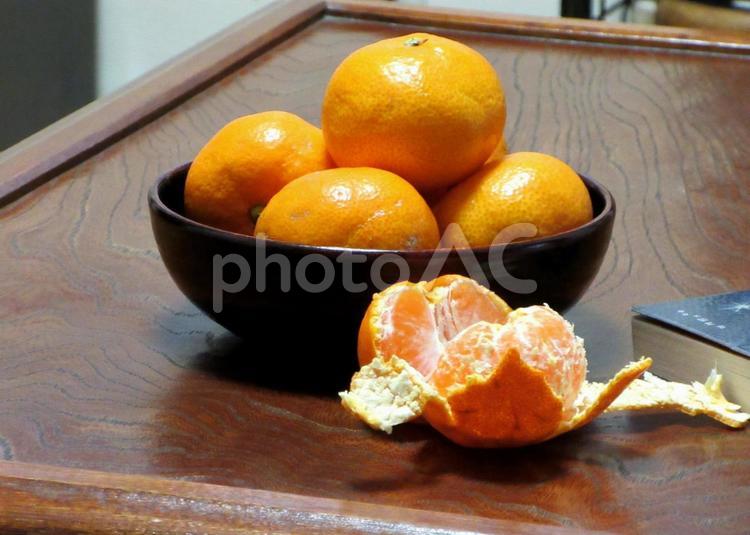コタツでみかんを頬張る みかん,冬,コタツの写真素材