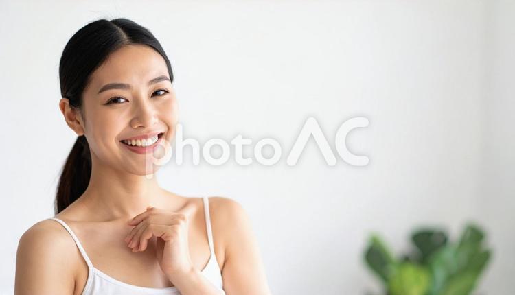 自然光の中笑顔を見せる女性のポートレート 女性,美人,かわいいの写真素材