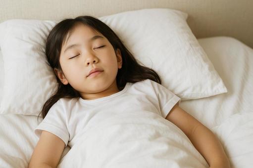 仰向けで眠る日本人小学生の女の子 仰向けで眠る日本人小学生の女の子の写真