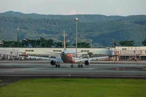 旅立ちは、夕陽の中で 飛行機,航空機,旅客機の写真素材