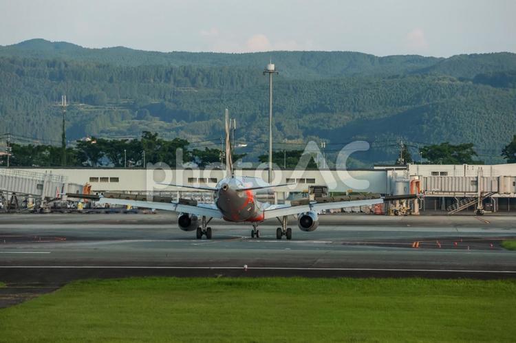 旅立ちは、夕陽の中で 飛行機,航空機,旅客機の写真素材