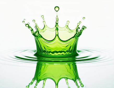 緑色の透明な液体のミルククラウンと波紋 緑色の透明な液体のミルククラウンと波紋の写真