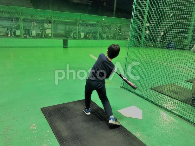 バッティングセンターで練習をする子供 バッティングセンター,野球,子供の写真素材