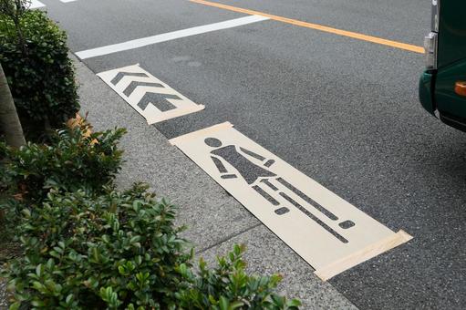 自転車ナビマークのステンシル塗装 自転車ナビマーク,自転車,車道の写真素材