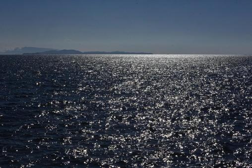 太陽光で輝く海面が最高です 太陽光で輝く海面が最高です 光る海,キラキラ,幻想の写真素材