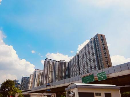 バンコクのタワマン群とブルースカイ バンコクのタワマン群とブルースカイ 青空,空,ブルースカイの写真素材