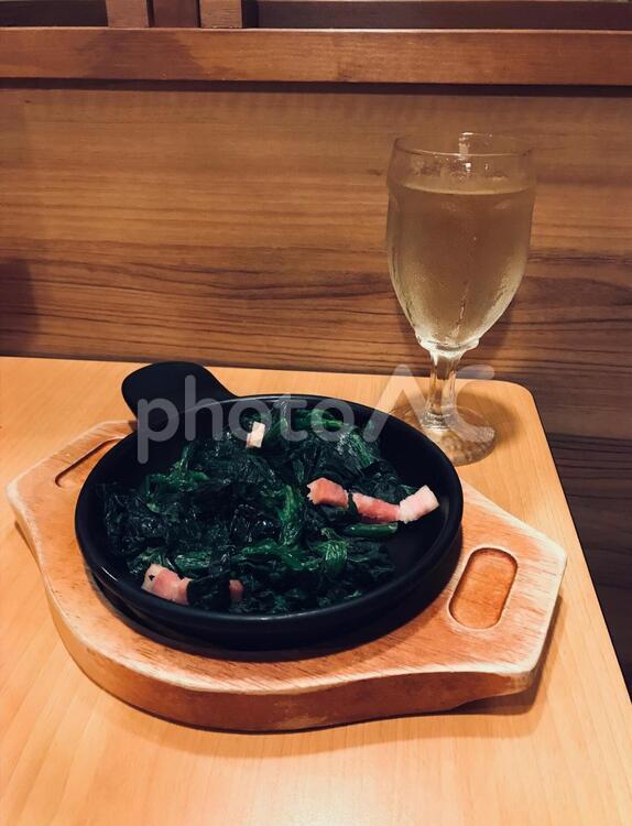 ほうれんそうのバターソテーと白ワイン ベーコン,ほうれん草,白ワインの写真素材