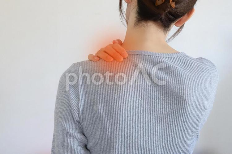 肩の痛みを感じる女性　肩凝り 肩凝り,首凝り,痛みの写真素材