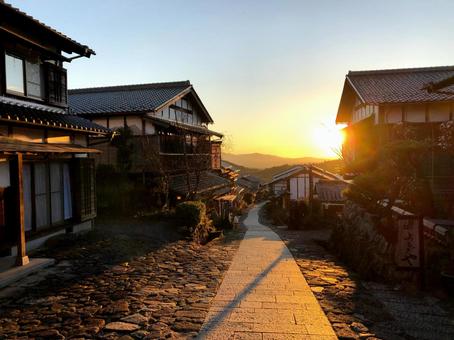 夕焼けの馬籠宿 夕焼けの馬籠宿 夕日,夕焼け,石畳の写真素材