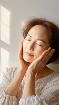 日々の疲れを癒やす優雅なスキンケアの時間の写真