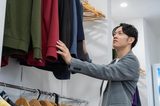 ショッピングをする若い男性 ショッピング,買い物,男性の写真素材