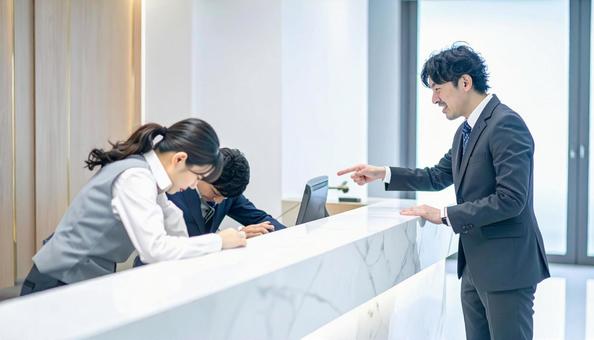 カスハライメージ:深く頭を下げる店員 カスハライメージ:深く頭を下げる店員の写真