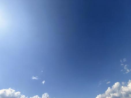 まぶしい太陽と深い青空のコントラスト まぶしい太陽と深い青空のコントラスト 青空,空,太陽の写真素材