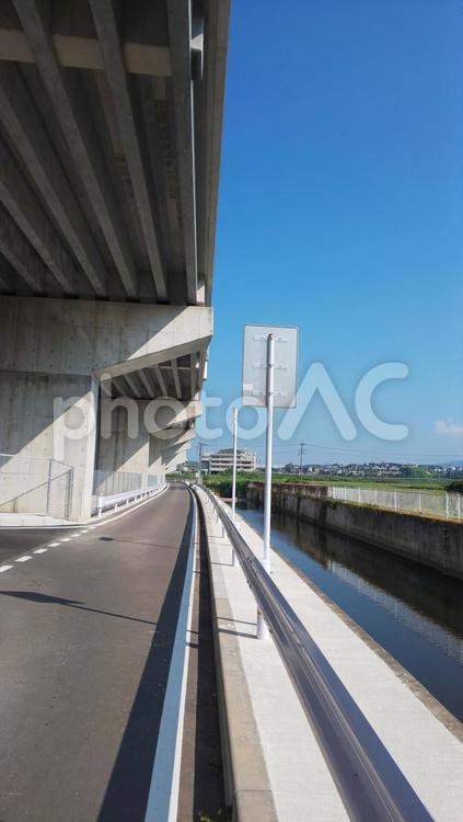 道路の高架下と水路と町並み 道路,高架下,歩道の写真素材
