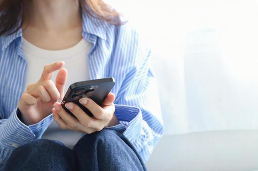スマホを使う女性の手元 スマホ,スマートフォン,携帯の写真素材