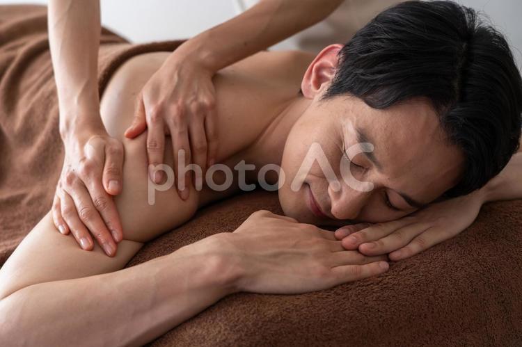 マッサージを受ける男性 女性,エステティシャン,人物の写真素材