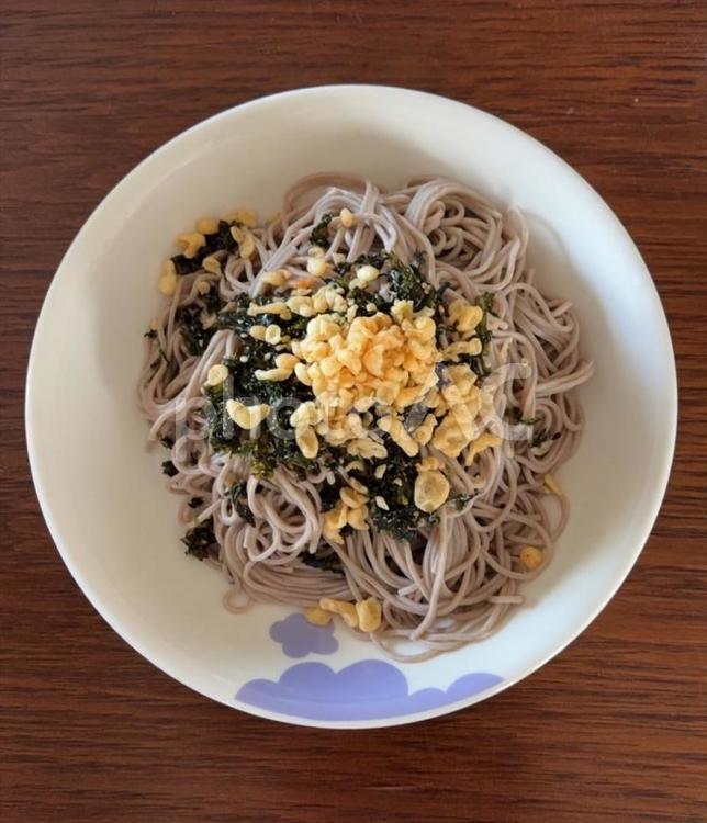 黒蕎麦にジャバンのりと海老入り揚げ玉 昼食,ランチ,黒蕎麦の写真素材