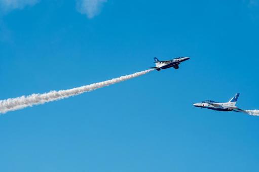 青空のキャンバスに描くアクロバット飛行 ブルーインパルス,bulueimpules,航空自衛隊の写真素材