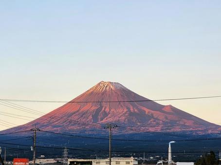 夕暮れに赤く染まる富士山 富士山,冠雪,雪山の写真素材