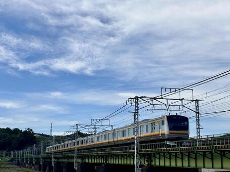 青空と鉄橋を渡る電車0509南武線 鉄道,青空,電車の写真素材