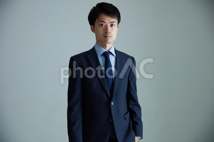まっすぐカメラを見つめるビジネスマン 男性,ビジネス,スーツの写真素材
