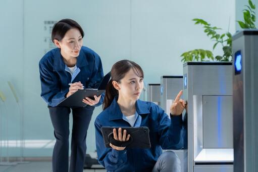 ビルメンテナンスする女性エンジニア 不動産,エンジニア,建築の写真素材