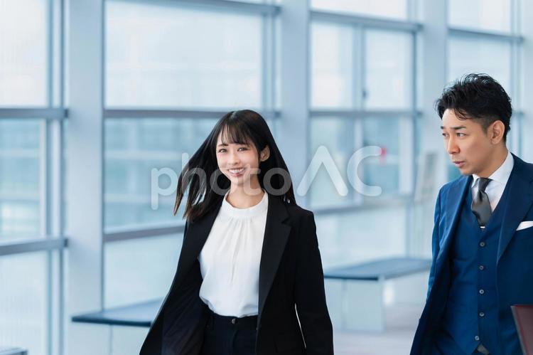 風を切って歩くフレッシュビジネスウーマン ビジネスウーマン,ビジネスマン,女性の写真素材