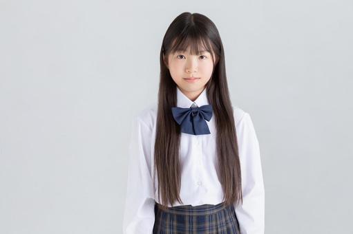 制服を着たロングヘアの小学生 制服を着たロングヘアの小学生 制服,白背景,カメラ目線の写真素材