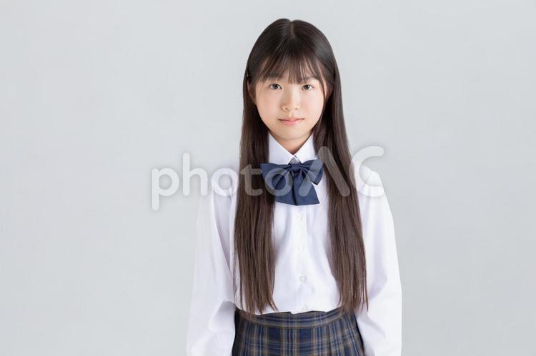 制服を着たロングヘアの小学生 制服,白背景,カメラ目線の写真素材