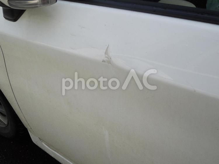 ぶつけられて凹んだドア 車,自動車,ドアの写真素材