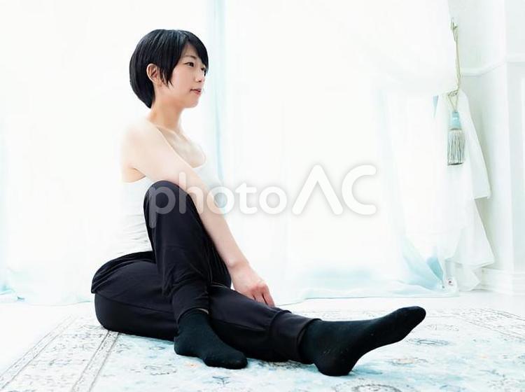 05：室内でヨガをする女性 女性,人物,日本人の写真素材
