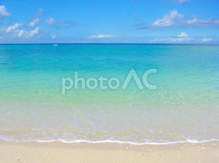 沖縄本島　崎本部の海岸 ビーチ,ブルー,南国の写真素材