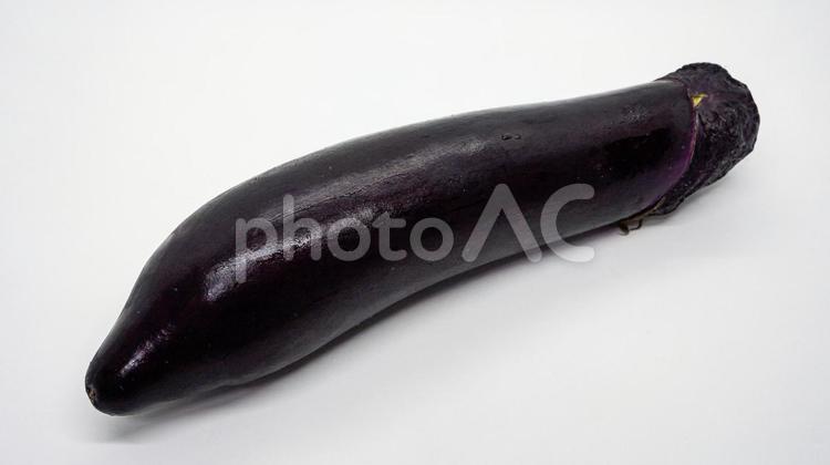 艶やかなナス・白背景に映える紫色の野菜 なす,茄子,野菜の写真素材