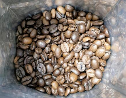 煎りたての香ばしいコーヒー豆 コーヒー,コーヒー豆,豆の写真素材