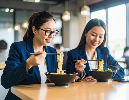 ラーメンを食べる女性 ラーメンを食べる女性の写真