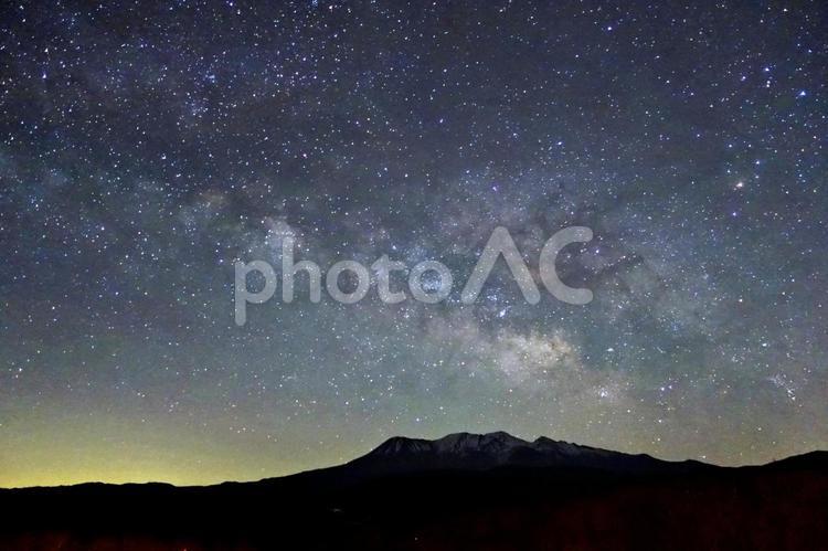 残雪の御嶽山を覆う星空1 御嶽山,天の川,山の写真素材