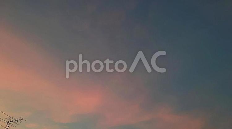 美しい夕焼けの空の写真 夕暮れ,夕焼け,夕方の写真素材
