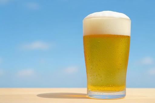 A cold beer with fine bubbles that sparkle in the summer, beer, draft beer, cold, JPG