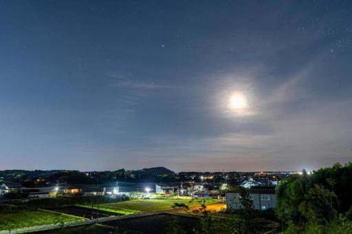 住宅街に昇る月 住宅街に昇る月の写真